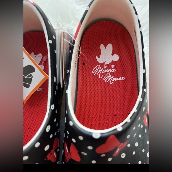 🆕Crocs Minnie Mouse Red Bow Polka Dot Print Women’s Size 5 Removable Insole - Picture 8 of 13
